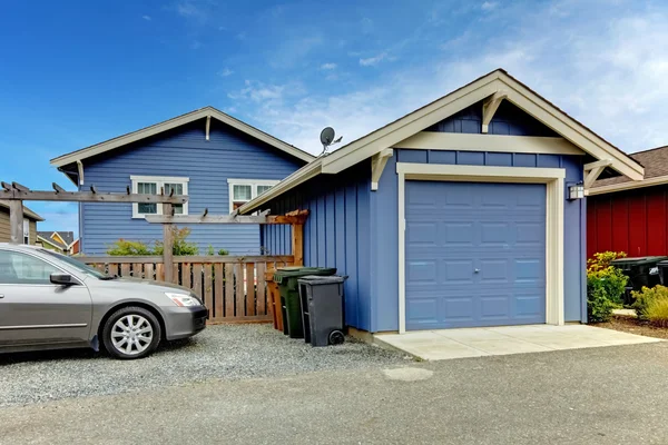 Wolnostojący garaż niebieski domu na podwórku. — Zdjęcie stockowe