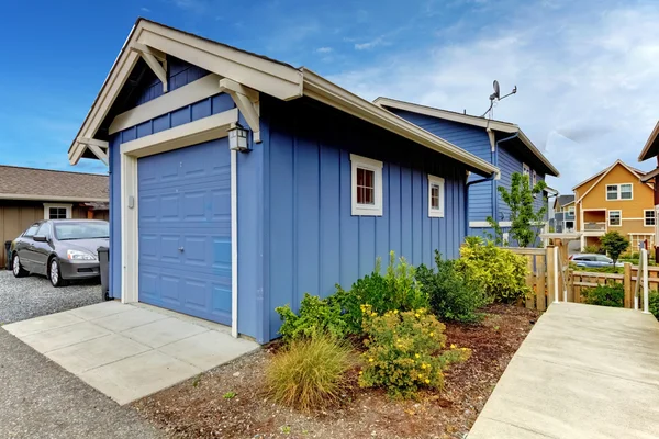 Wolnostojący garaż niebieski domu na podwórku. — Zdjęcie stockowe
