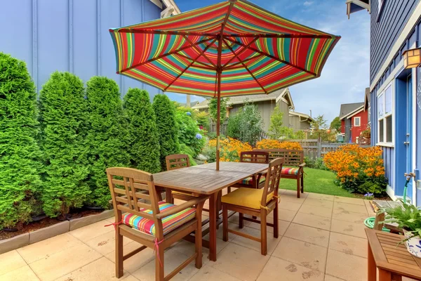 Utomhus vardagsrum med stolar och parasoll. — Stockfoto