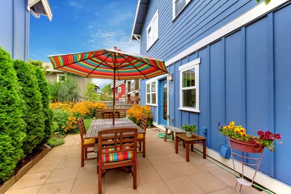 Outdoor living room area with chairs and umbrella. — Stock Photo, Image