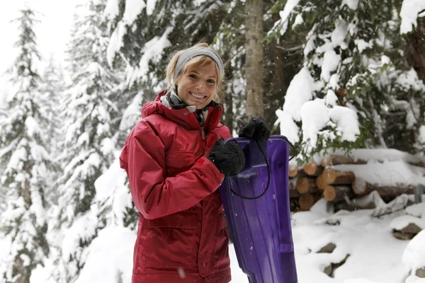 Mladé ženy ve sněhu s posuvným desky. — Stock fotografie