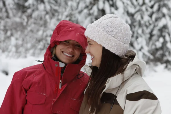 Iki genç kar orman mutlu kadın gülüyor — Stok fotoğraf