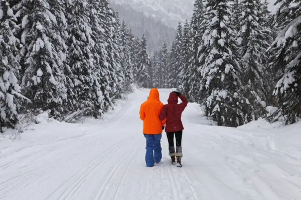 Couple walking mountain winter snow covered road. — Stock Photo, Image