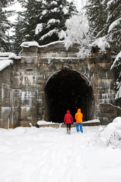 Couple explore la forêt d'hiver avec un vieux pont . — Photo