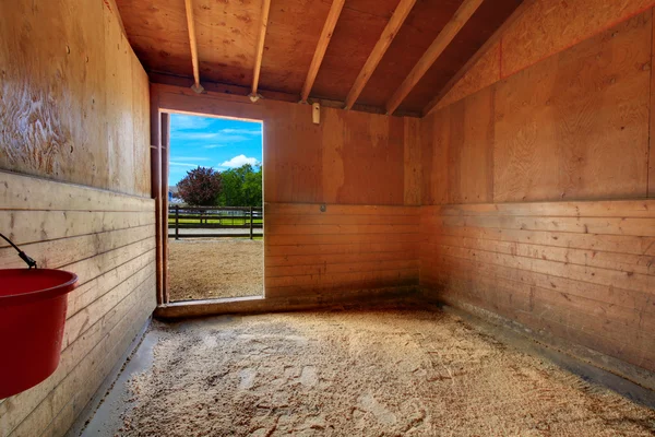Interieur van het huis paard stabiel op de boerderij. — Stockfoto