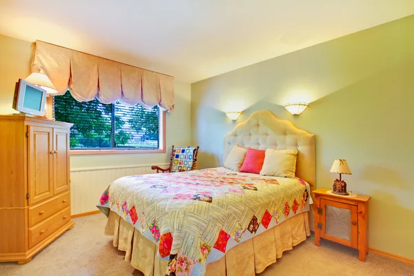 Schlafzimmer mit Kommode und Fernseher mit grünen Wänden. — Stockfoto