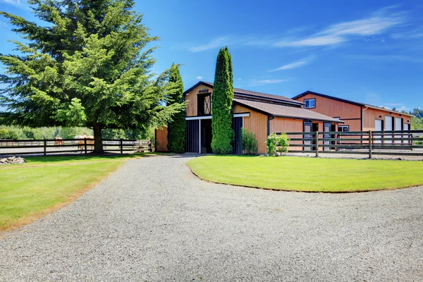 Paard boerderij land stabiel huis met oprit. — Stockfoto