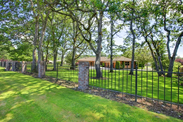 Casa de campo con gran patio delantero con árboles . — Foto de Stock
