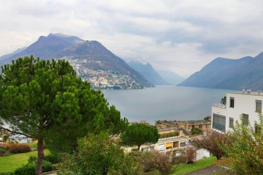 Lugano. Göl. İsviçre. Kale kule alanı.