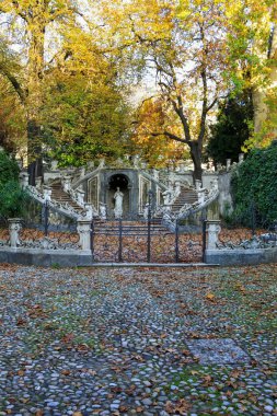 eski müze söz court yard merdiven çalışması ve scalptures ile.