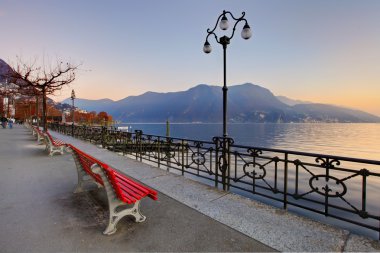 Lugano Gölü. İsviçre. İyi akşamlar. Tekneler ve downtown yakınındaki dağlarda.