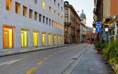 Lugano Gölü. kent merkezinde. İsviçre. modern binalar ve boş sokaklarda