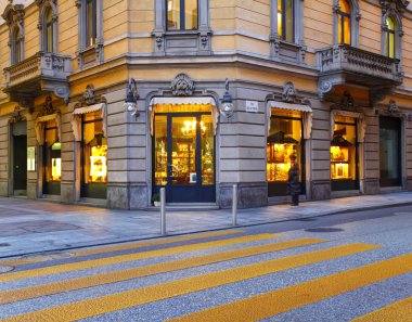 Lugano Gölü. kent merkezinde. İsviçre. modern binalar ve boş sokaklarda