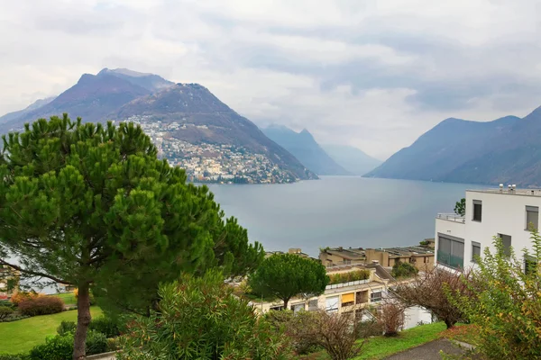 Lugano. Göl. İsviçre. Kale kule alanı. — Stok fotoğraf