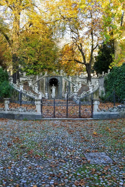 Antiguo museo mencionan patio con escalera y bisturí . — Foto de Stock