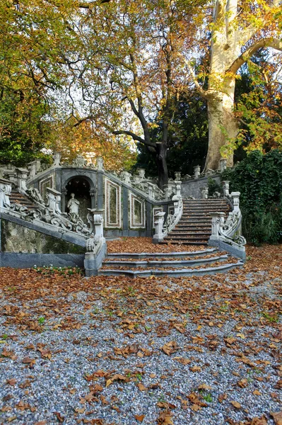 Antiguo museo mencionan patio con escalera y bisturí . — Foto de Stock