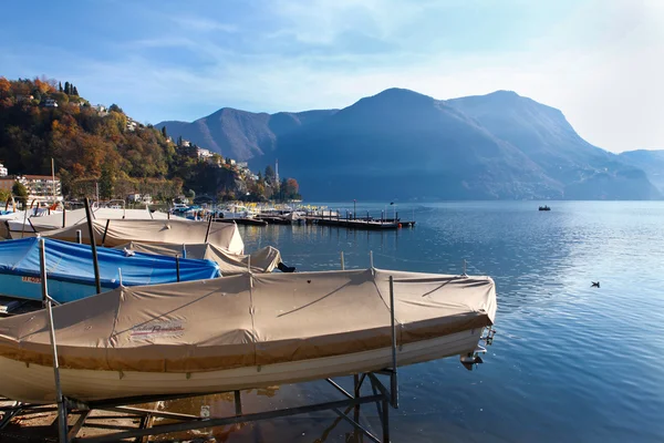Jezioro Lugano. Szwajcaria. łodzie i góry. — Zdjęcie stockowe
