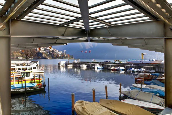 Озеро Лугано. Причал с лодками . — стоковое фото