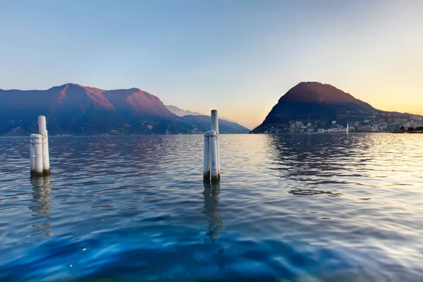 Lugano Gölü. İsviçre. İyi akşamlar. Tekneler ve downtown yakınındaki dağlarda. — Stok fotoğraf