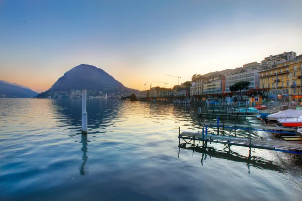 Lugano lake. Zwitserland. avond. boten en de bergen in de buurt van centrum. — Stockfoto