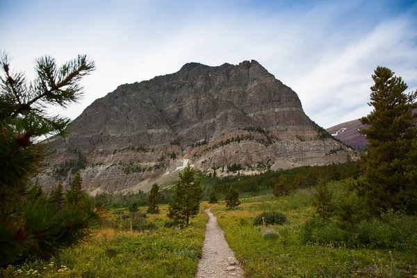 Camino más allá de la montaña — Foto de Stock