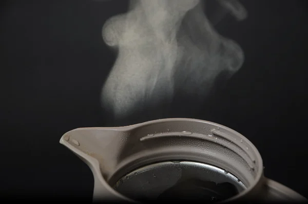 Heiße Teekanne mit Rauch — Stockfoto
