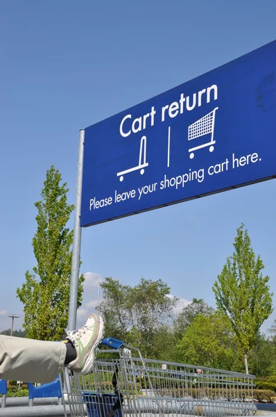 Person return shopping cart — Stock Photo, Image
