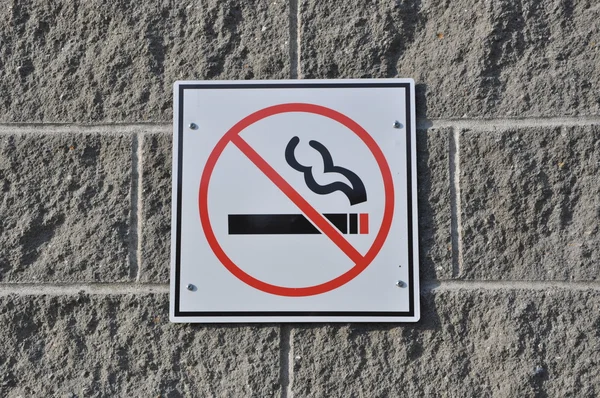 Вывеска на стене о запрете курения — стоковое фото