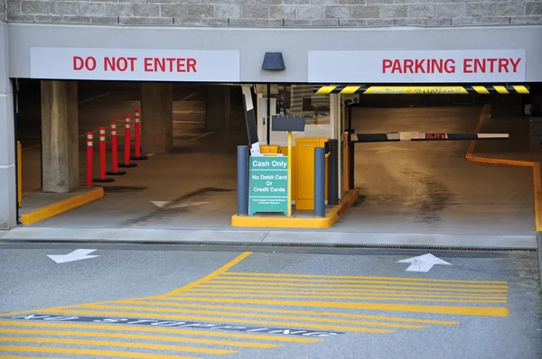 Entrada garaje de estacionamiento — Foto de Stock