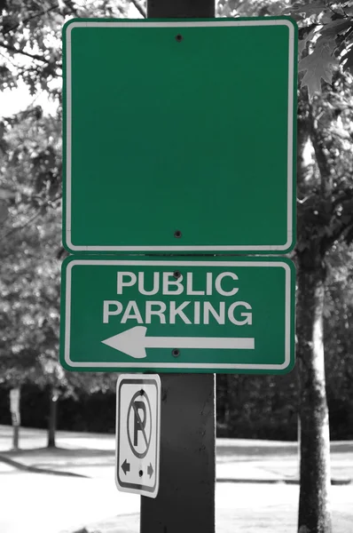 Пустой общественный знак парковки — стоковое фото