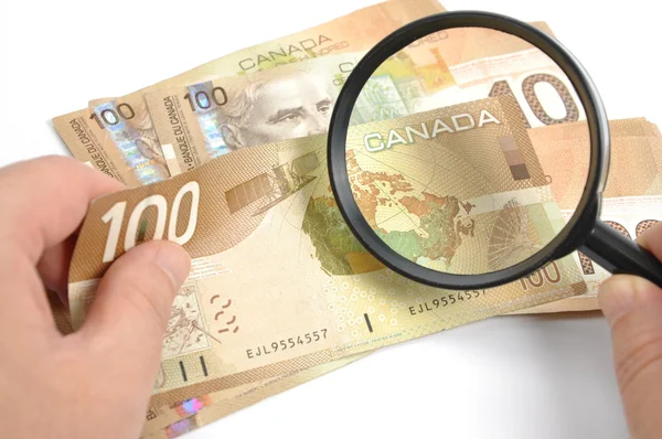 Збільшувальне скло з Канадський долар — стокове фото