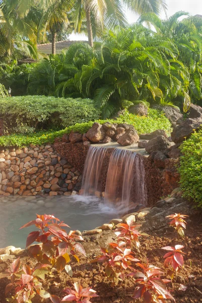 Kleine waterval in de tropische tuin — Stockfoto