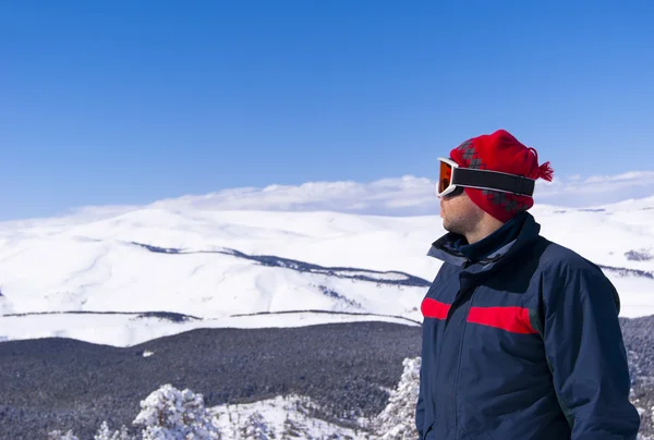 El esquiador está mirando el paisaje de montaña. Turquía —  Fotos de Stock