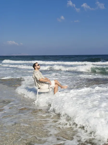 Καλοκαιρινές διακοπές: ευτυχισμένος άνθρωπος κοντά στη θάλασσα — Φωτογραφία Αρχείου