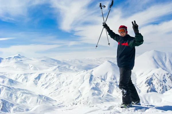 Dağın tepesinde neşeli kayakçı — Stok fotoğraf