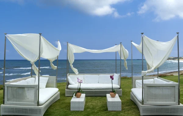 Luksusowy pergolą nad brzegiem Morza Śródziemnego. — Zdjęcie stockowe