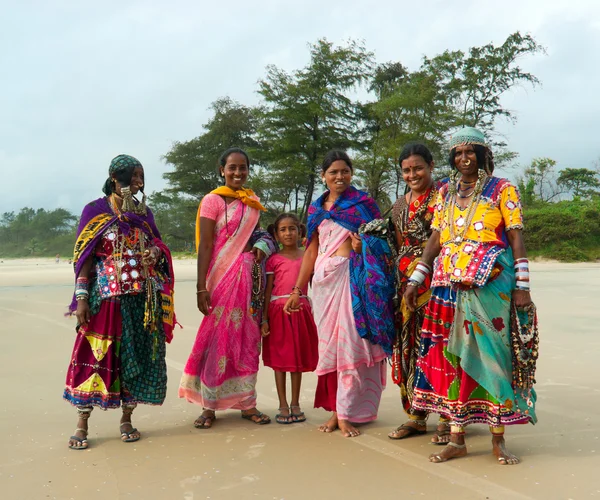 Donne indiane in brigt tradizionale sari nella spiaggia di Goa — Foto Stock