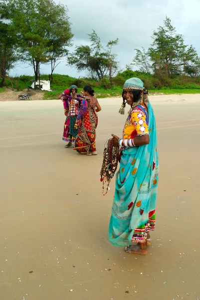 美丽果阿海滩上明亮纱丽的印度女人 — 图库照片