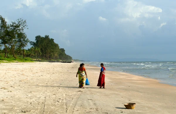 Two indian women in bright sari on the Goa beach — Stock Photo, Image