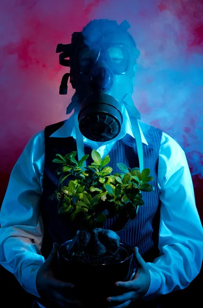 Hombre con una máscara de gas —  Fotos de Stock