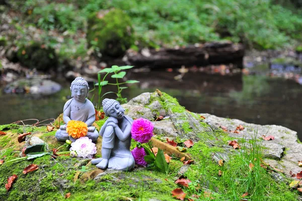Budhhas mit Blumen Стокова Картинка