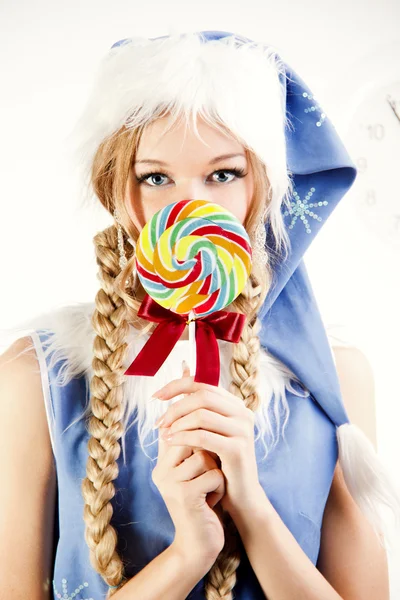 Vackra snow maiden håller ljusa lollipop — Stockfoto