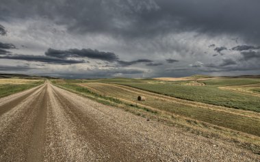 Bozkır yol fırtına bulutları