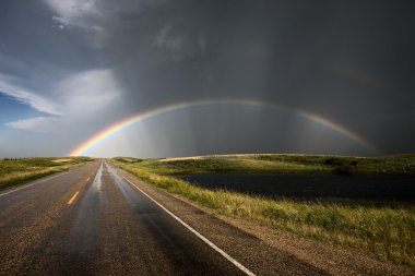 Bozkır yol fırtına bulutları