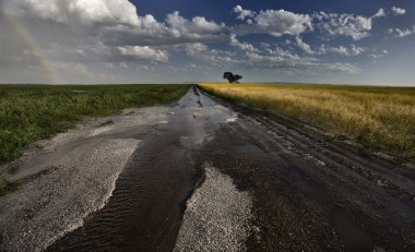 Bozkır yol fırtına bulutları