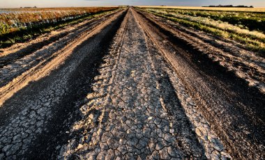 Bozkır yol fırtına bulutları