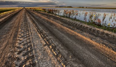 Bozkır yol fırtına bulutları