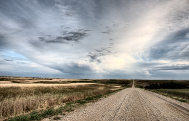 Bozkır yol fırtına bulutları