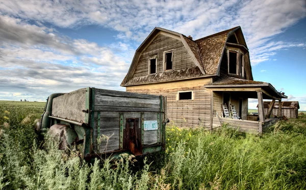 ビンテージ農場のトラック — ストック写真
