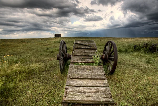 Carrinho de roda velha pradaria Saskatchewan — Fotografia de Stock